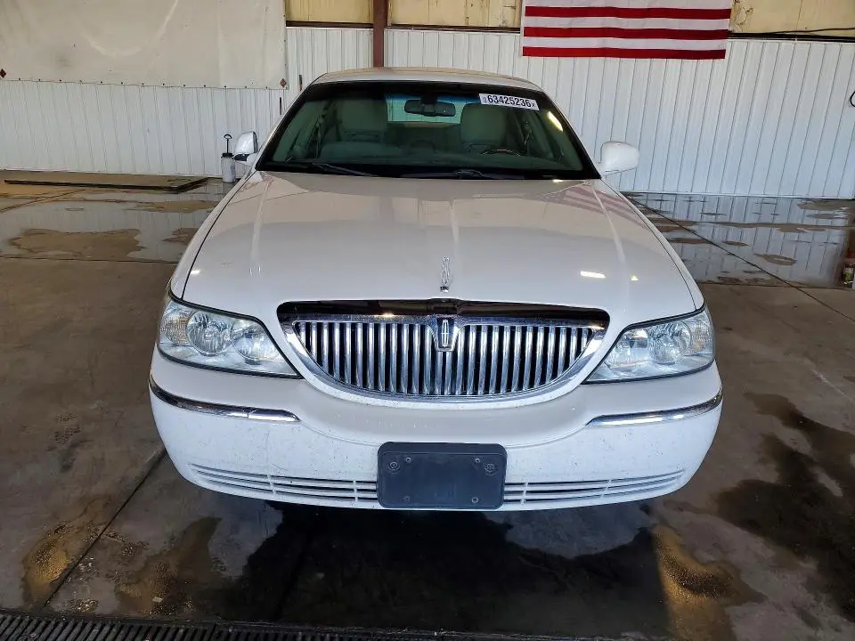 2011 LINCOLN TOWN CAR SIGNATURE LIMITED  