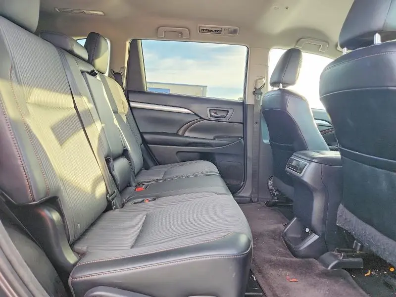 2015 TOYOTA HIGHLANDER LE  