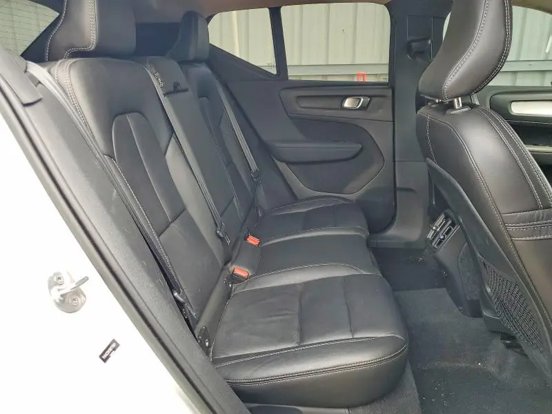 2022 VOLVO XC40 T4 MOMENTUM  