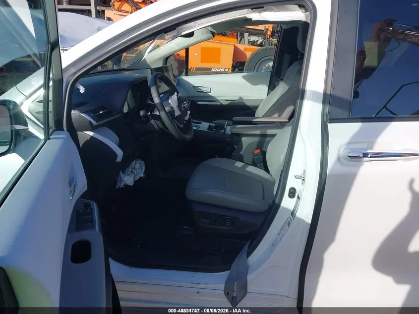 2025 TOYOTA SIENNA XLE