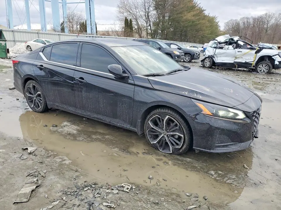 2023 NISSAN ALTIMA SR  