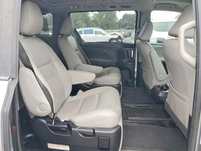 2015 TOYOTA SIENNA LIMITED PREMIUM 7-PASSENGER  
