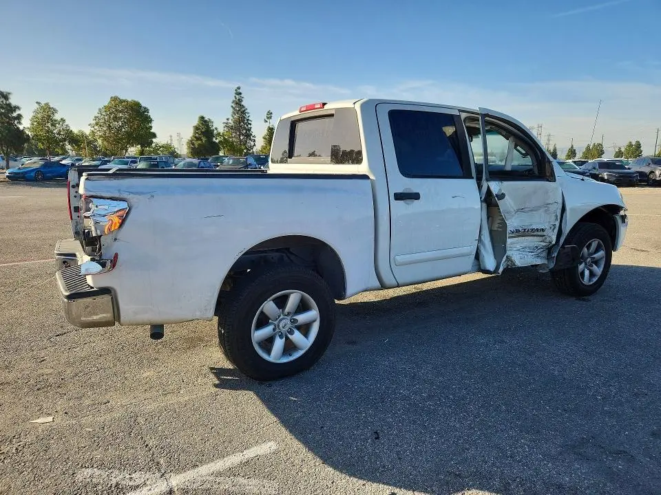 2013 NISSAN TITAN SV  