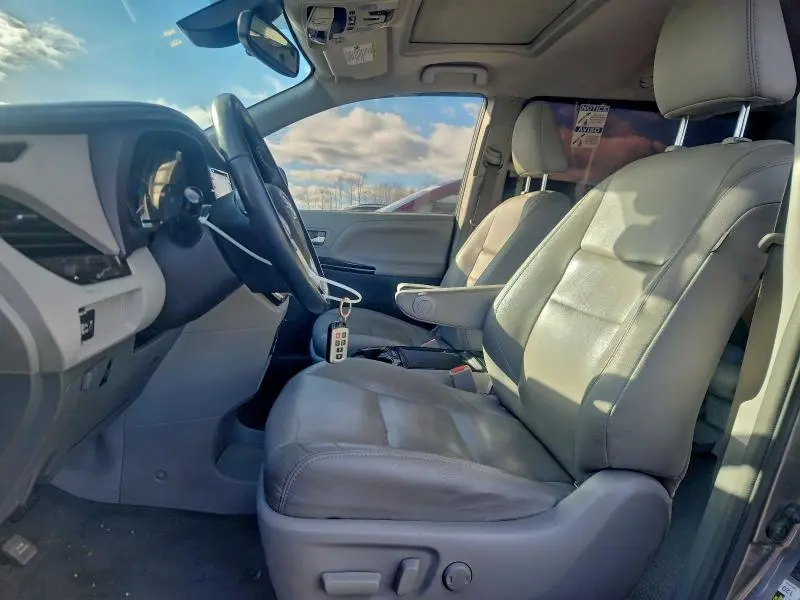 2018 TOYOTA SIENNA XLE  