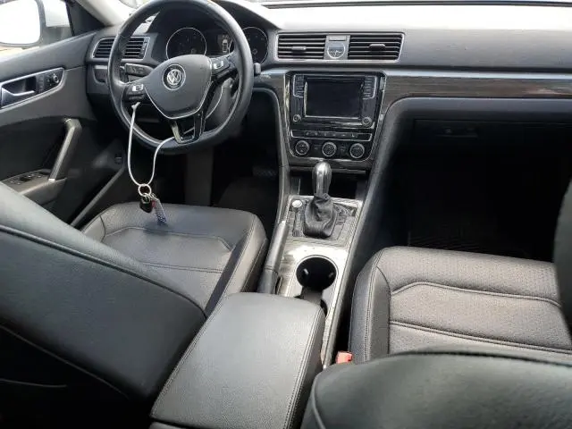 2016 VOLKSWAGEN PASSAT SE  