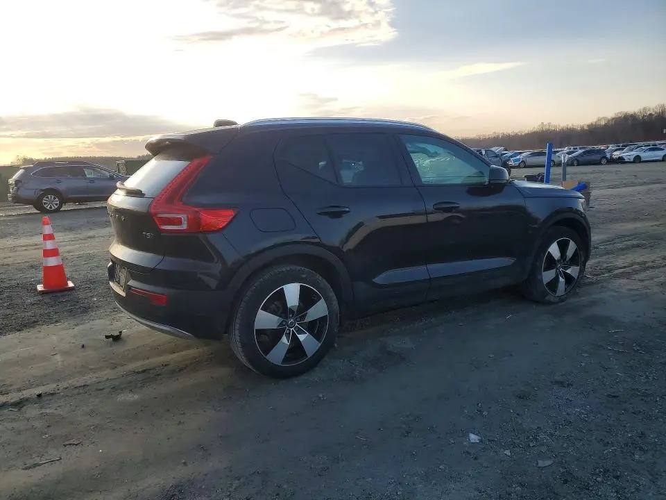 2020 VOLVO XC40 T5 MOMENTUM  