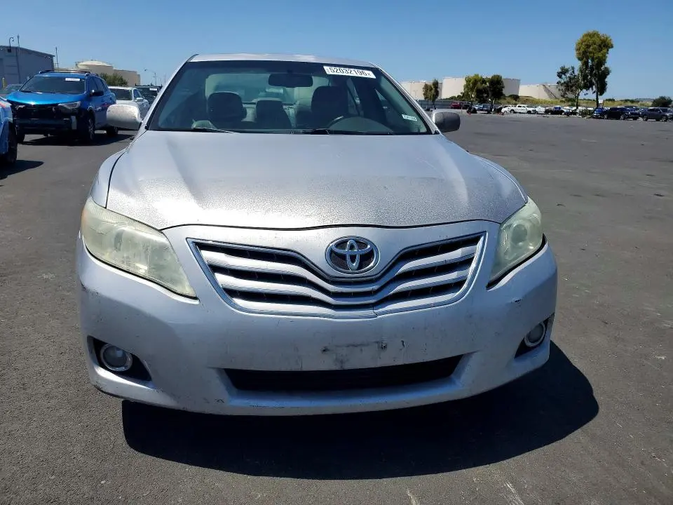 2011 TOYOTA CAMRY XLE V6  