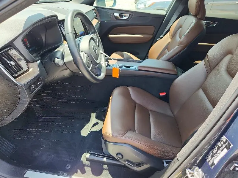 2022 VOLVO XC60 B5 MOMENTUM  