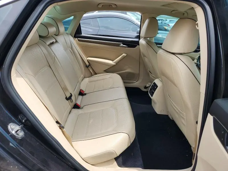 2017 VOLKSWAGEN PASSAT SE  