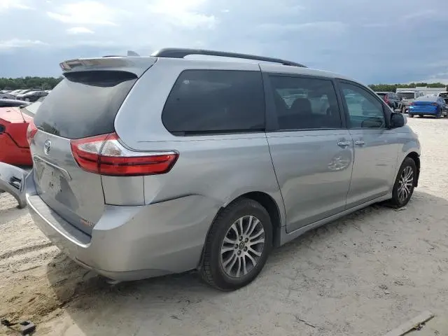 2018 TOYOTA SIENNA XLE  