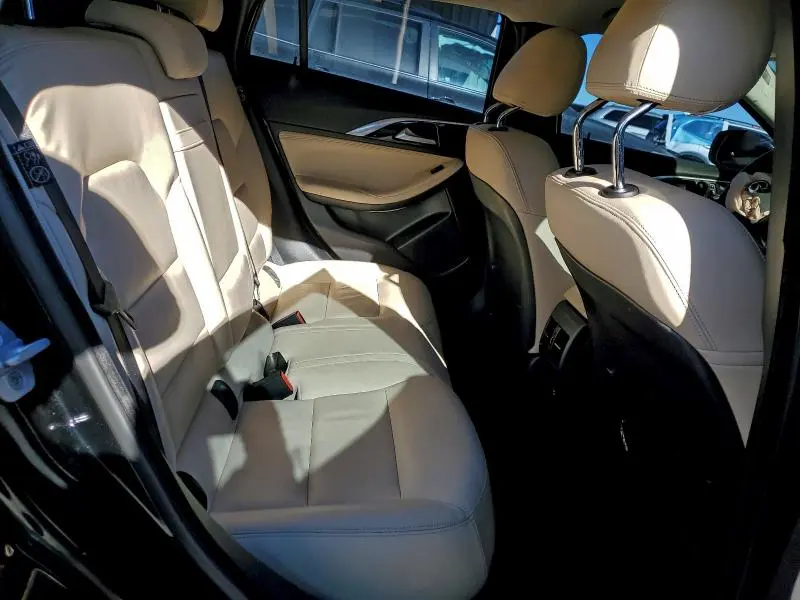 2017 INFINITI QX30 BASE  