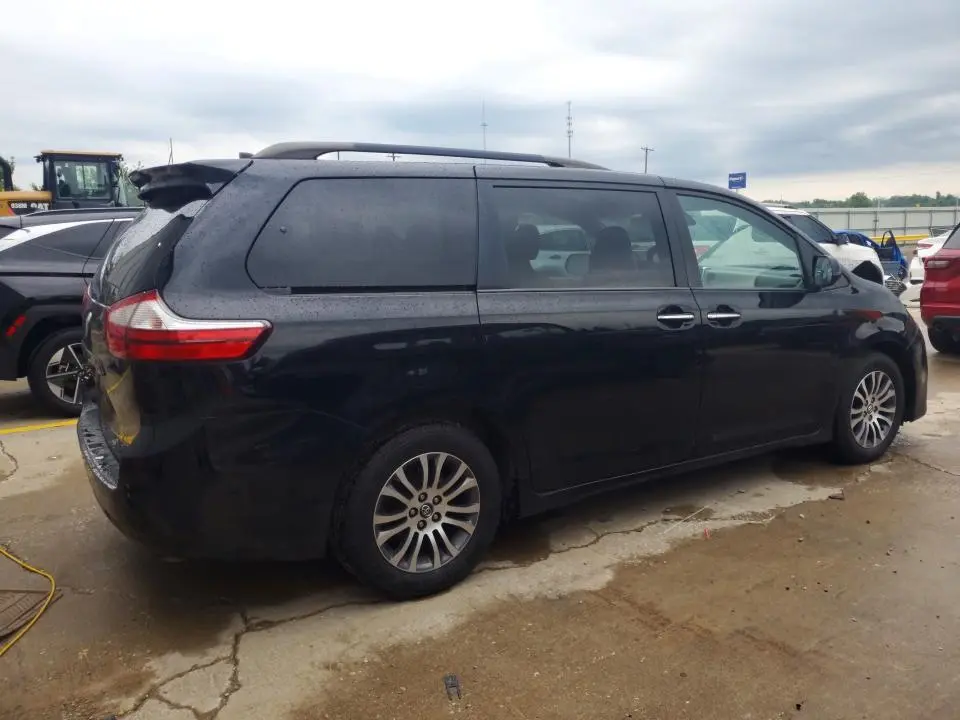 2018 TOYOTA SIENNA XLE 8-PASSENGER  