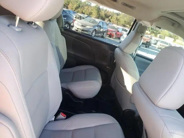 2017 TOYOTA SIENNA XLE  