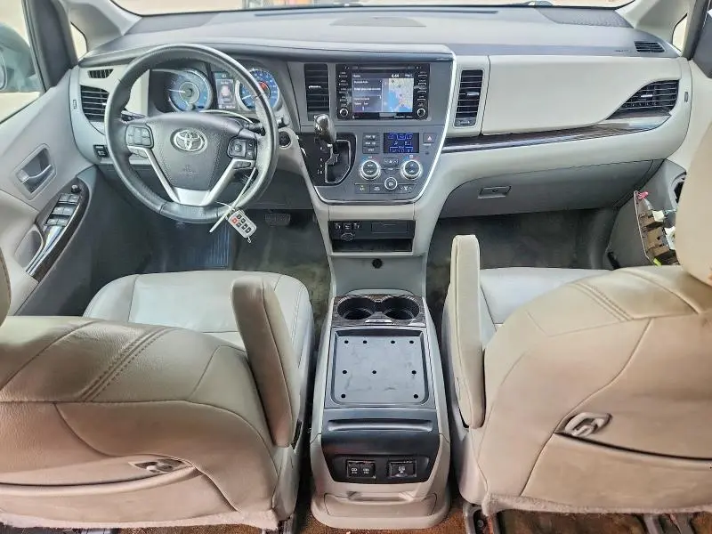 2018 TOYOTA SIENNA XLE 8-PASSENGER  