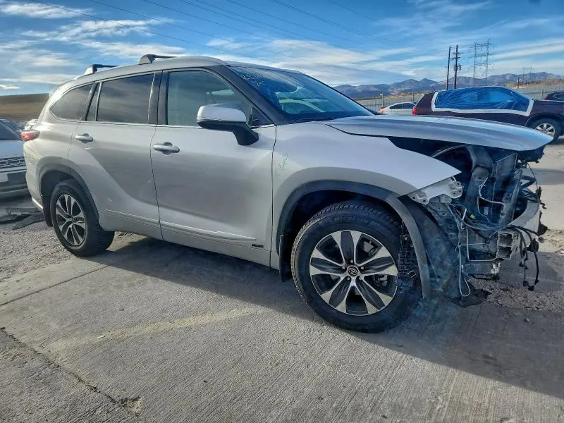 2022 TOYOTA HIGHLANDER HYBRID XLE  