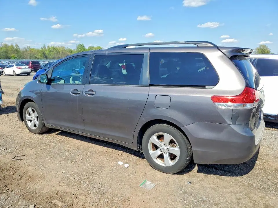 2013 TOYOTA SIENNA LE  
