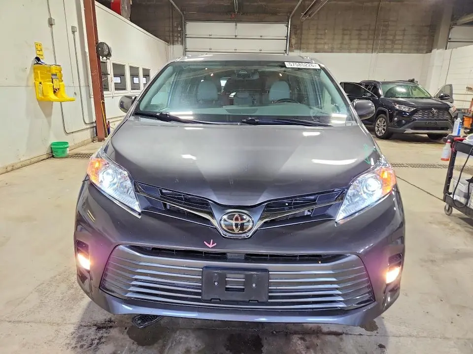 2018 TOYOTA SIENNA XLE 8-PASSENGER  