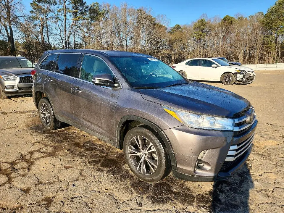 2019 TOYOTA HIGHLANDER LE  