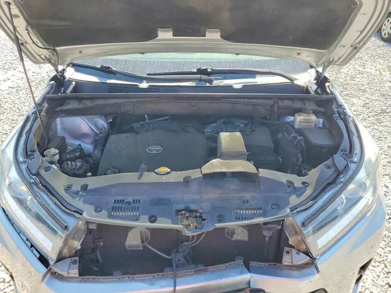 2017 TOYOTA HIGHLANDER SE  