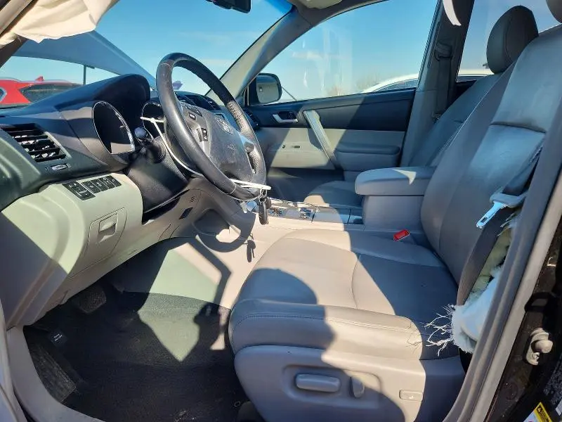 2013 TOYOTA HIGHLANDER SE  