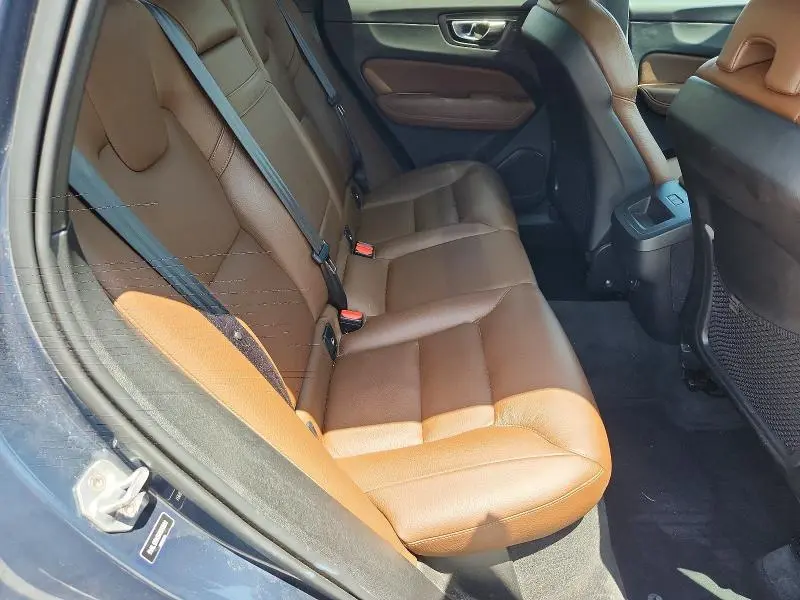 2022 VOLVO XC60 B5 MOMENTUM  