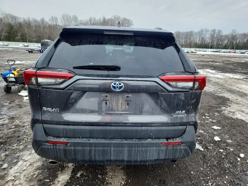 2021 TOYOTA RAV4 XLE  