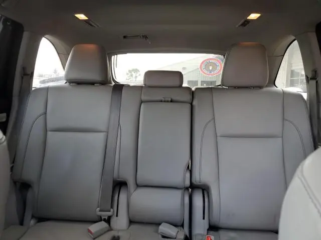 2017 TOYOTA HIGHLANDER SE  