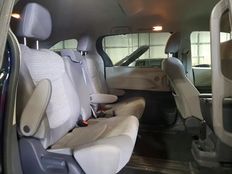 2021 TOYOTA SIENNA LE  