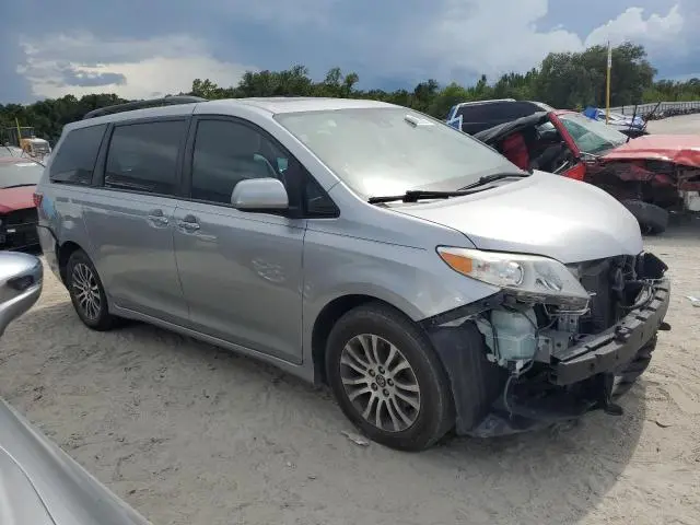 2018 TOYOTA SIENNA XLE  