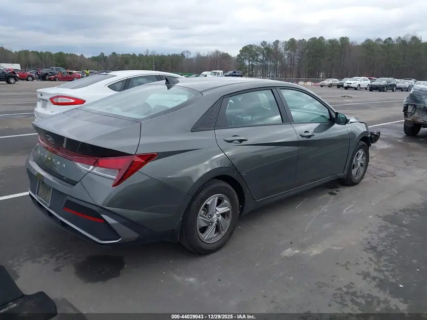 2024 HYUNDAI ELANTRA SE