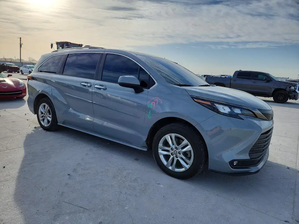 2022 TOYOTA SIENNA XLE  