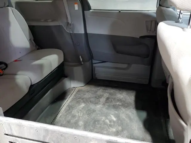 2018 TOYOTA SIENNA LE  