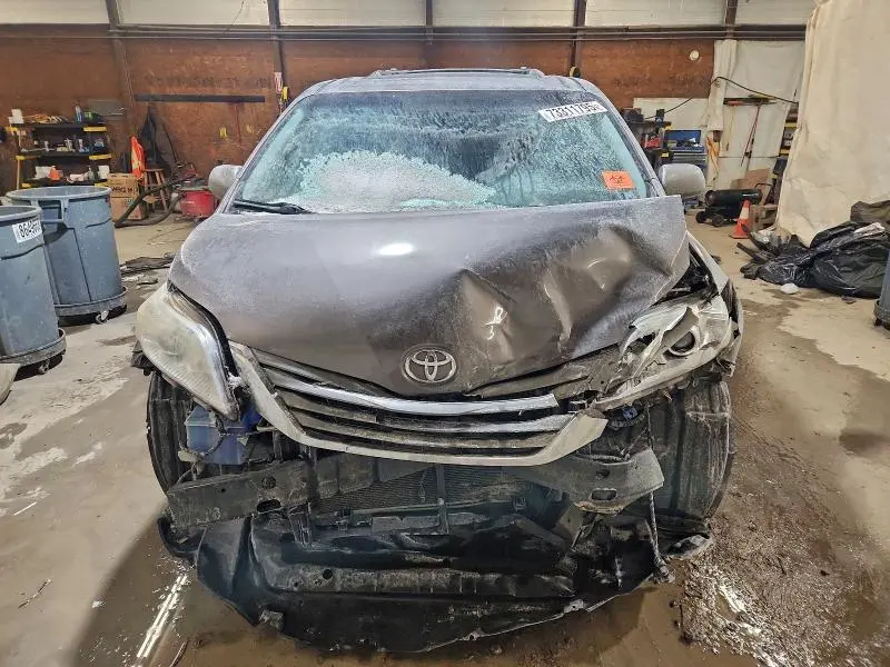 2013 TOYOTA SIENNA XLE  