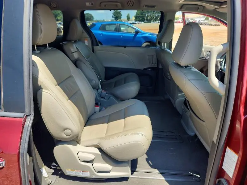 2019 TOYOTA SIENNA XLE 8-PASSENGER  