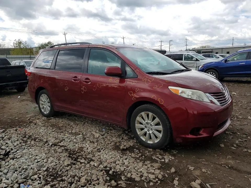 2015 TOYOTA SIENNA LE  