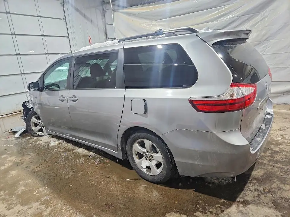 2018 TOYOTA SIENNA LE  