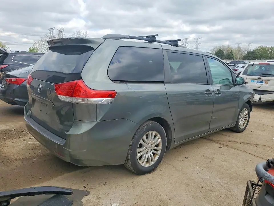 2013 TOYOTA SIENNA XLE 8-PASSENGER  