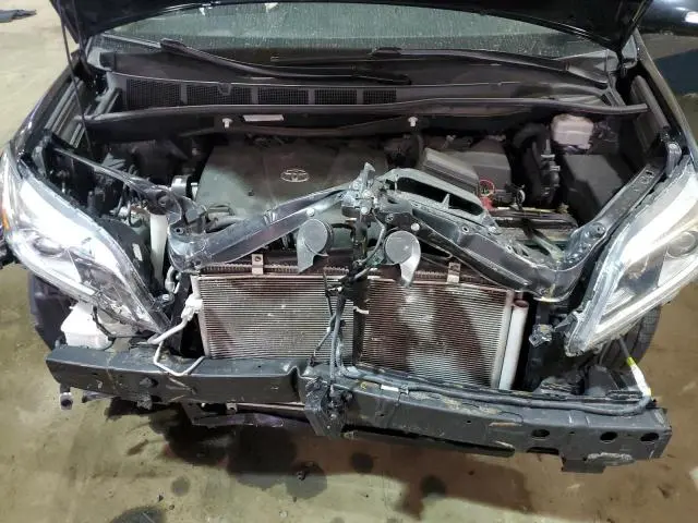 2020 TOYOTA SIENNA XLE  