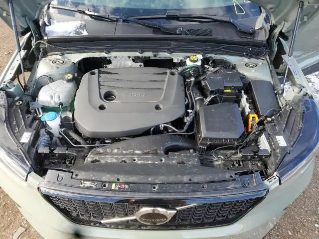 2025 VOLVO XC40 PLUS  