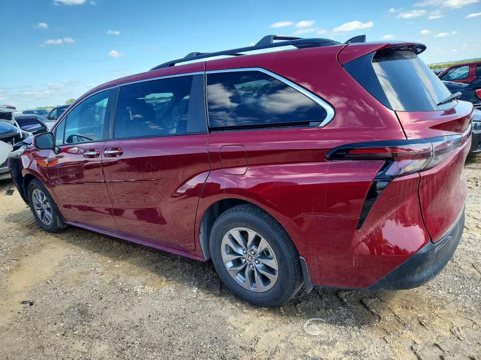 2023 TOYOTA SIENNA XLE  