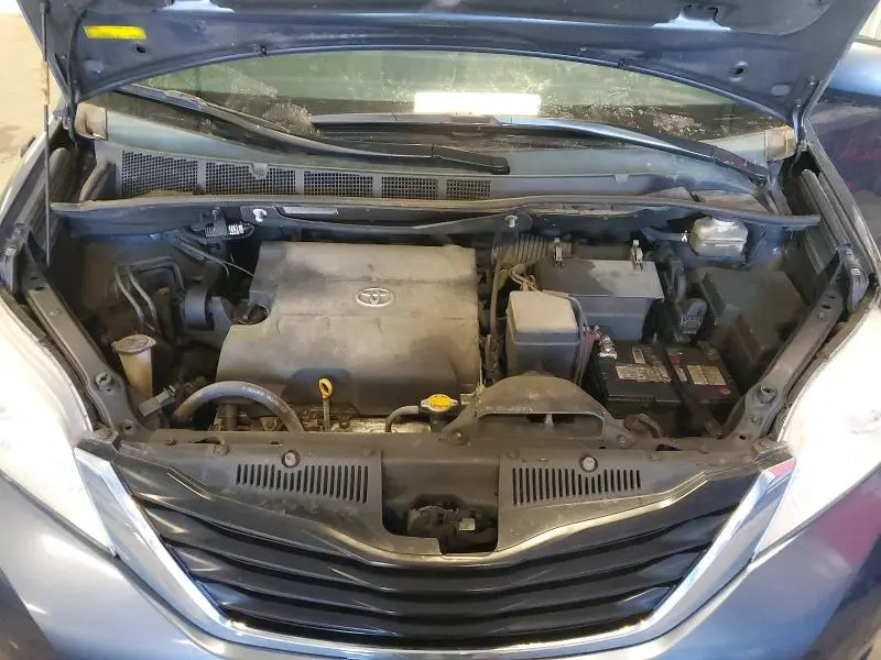 2014 TOYOTA SIENNA LE  