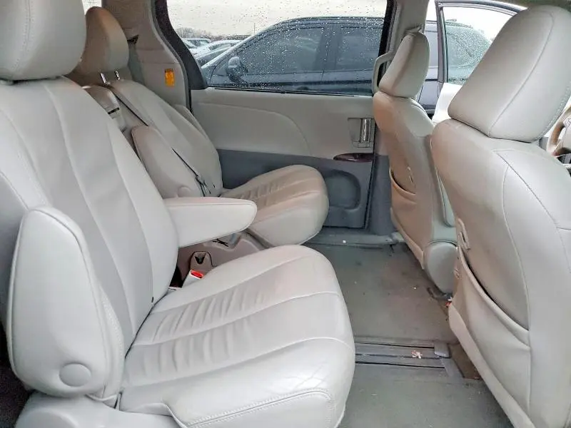 2014 TOYOTA SIENNA XLE 8-PASSENGER  