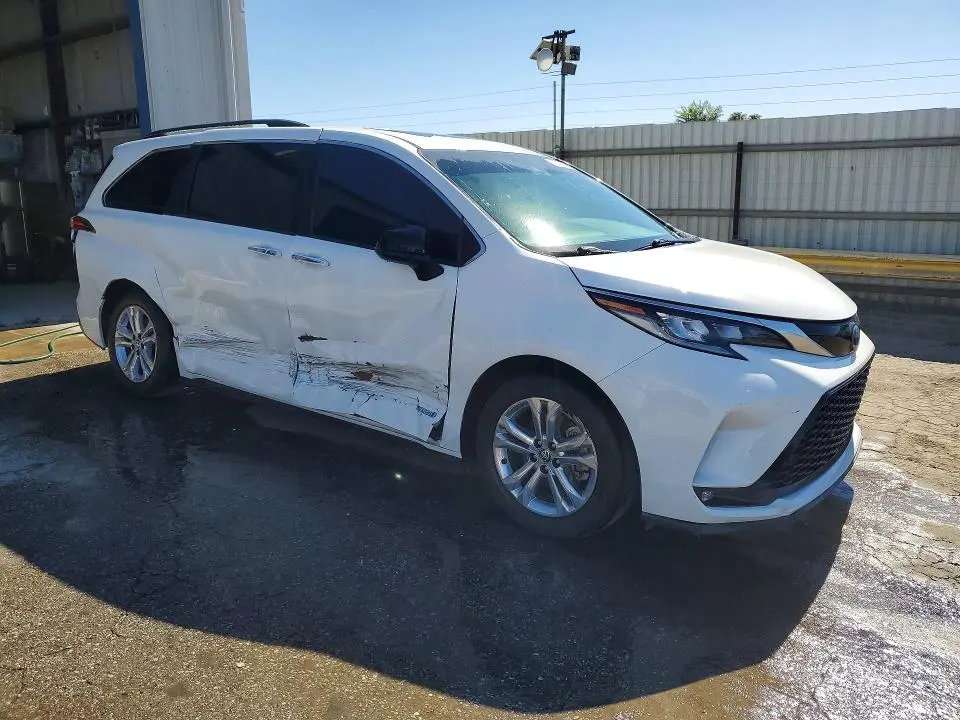 2021 TOYOTA SIENNA XSE  