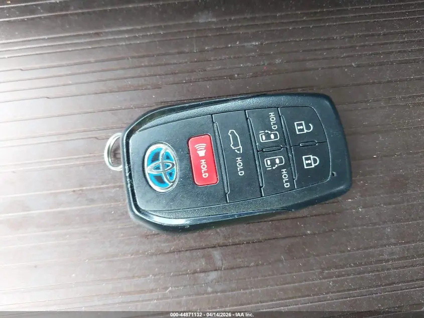 2022 TOYOTA SIENNA XLE