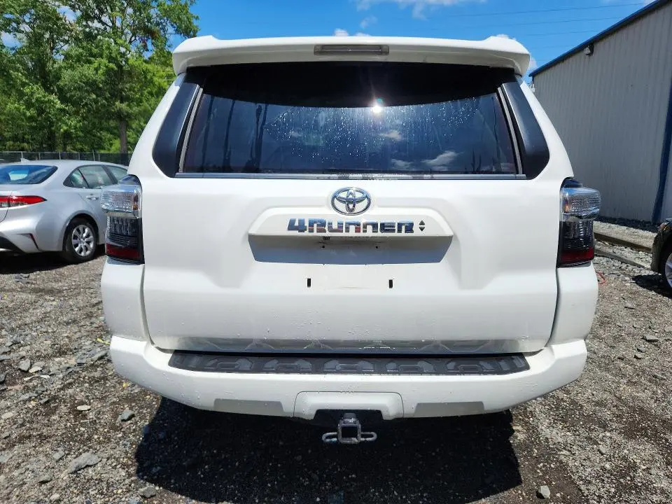 2022 TOYOTA 4RUNNER SR5  