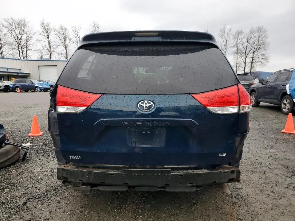 2011 TOYOTA SIENNA LE  