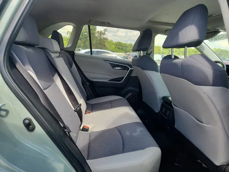 2021 TOYOTA RAV4 XLE  