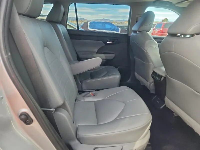 2022 TOYOTA HIGHLANDER HYBRID XLE  