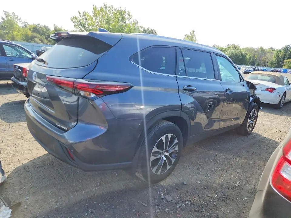 2024 TOYOTA HIGHLANDER XLE  