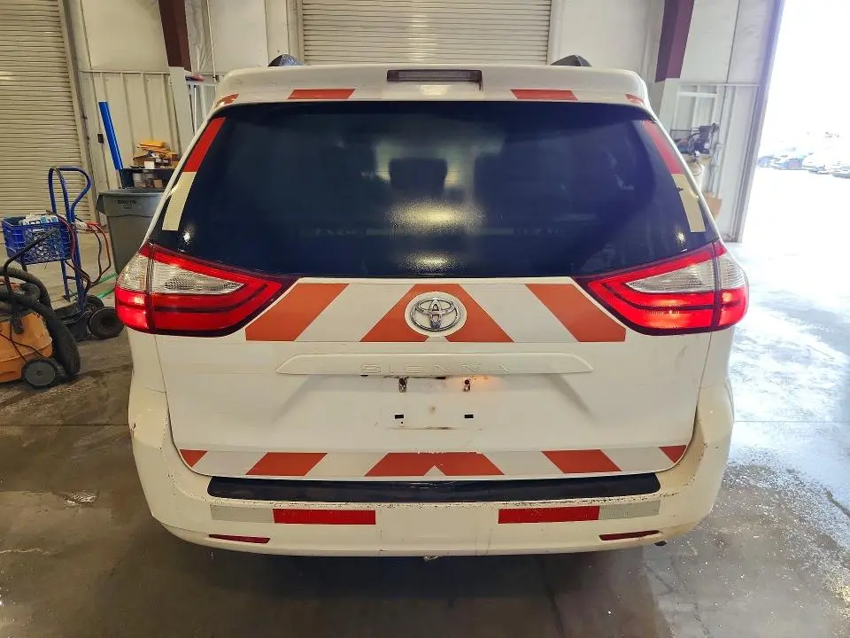 2017 TOYOTA SIENNA LE  